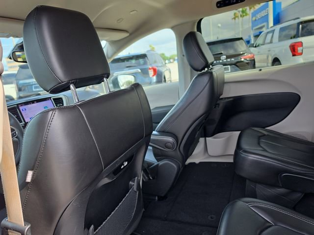 Used 2023 Chrysler Pacifica Touring-L FWD image 11
