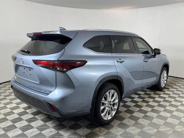 Used 2024 Toyota Highlander LE image 3