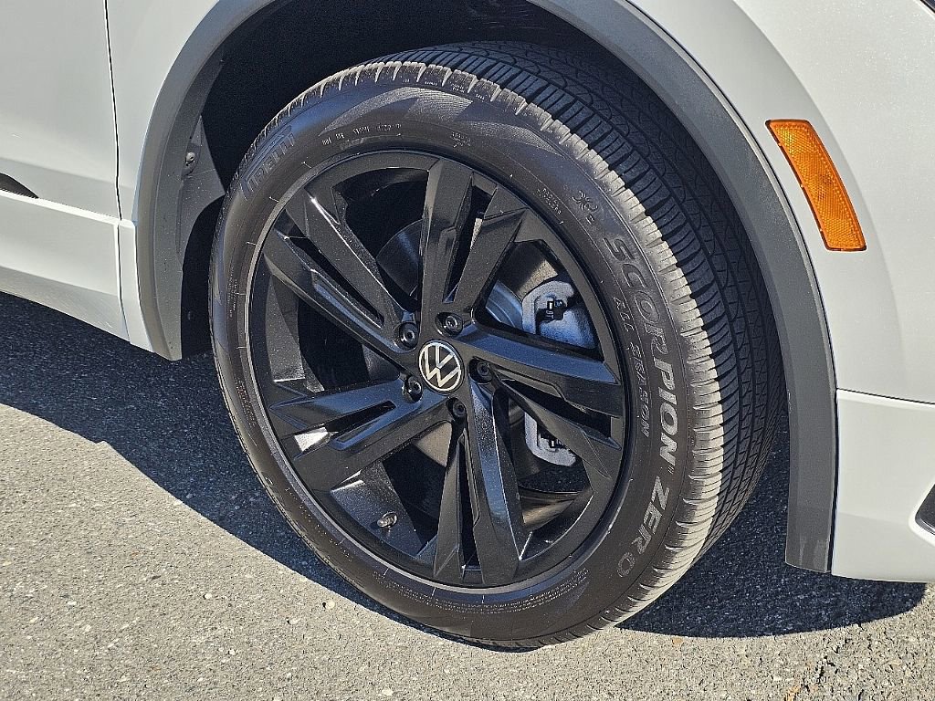 Used 2024 Volkswagen Tiguan SE R-Line image 8
