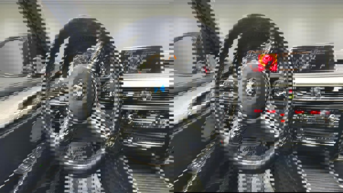 Used 2015 BMW X6 M image 11