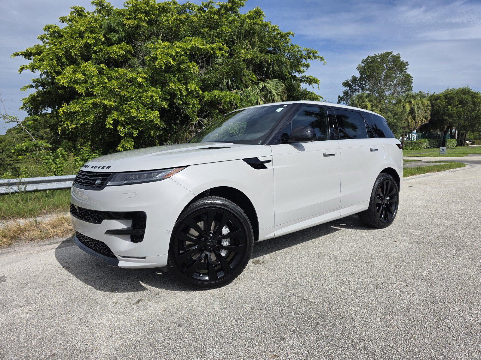 New 2026 Land Rover Range Rover Sport Dynamic SE