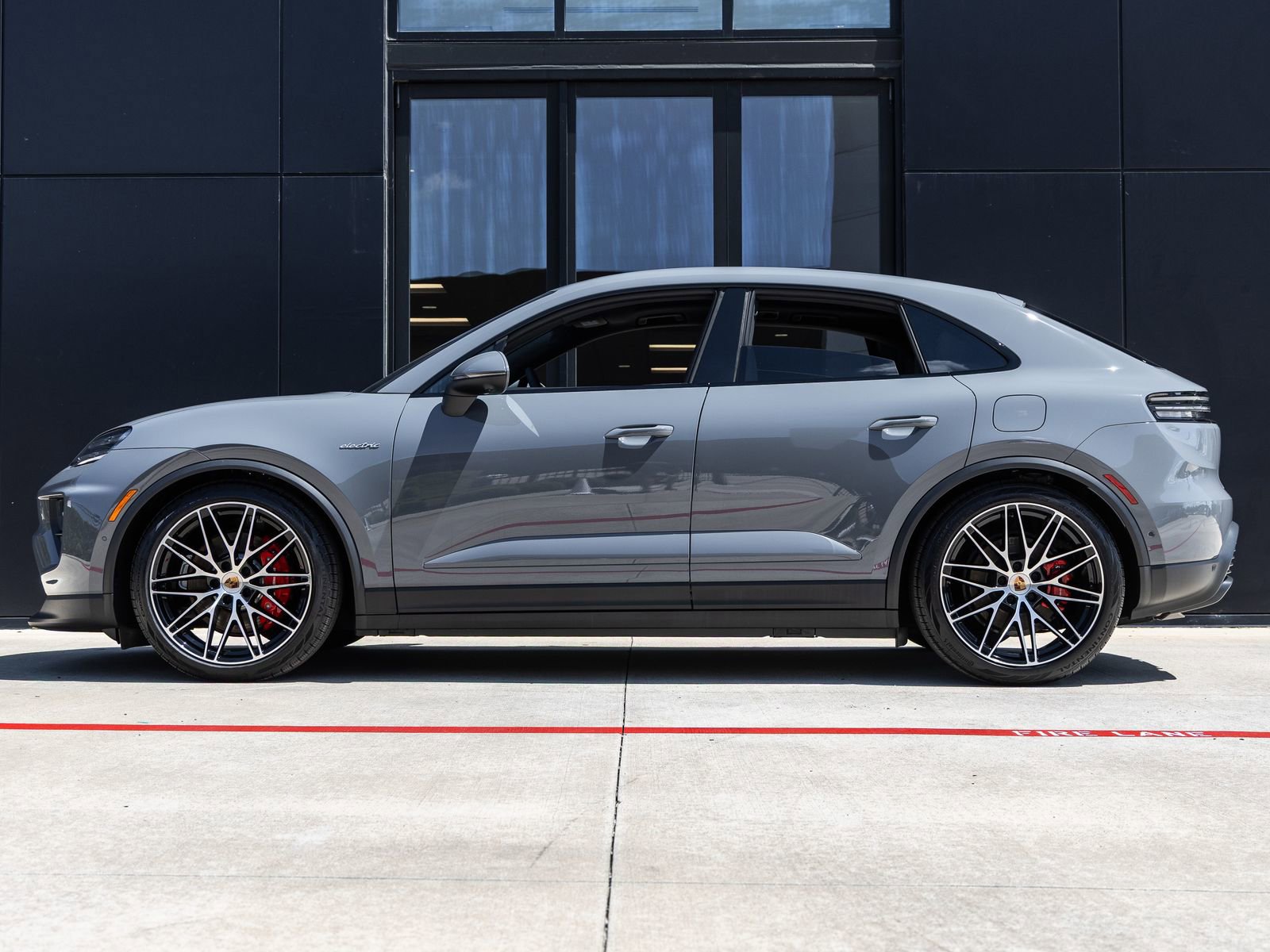 New 2025 Porsche Macan 4S Electric AWD/4WD image 2