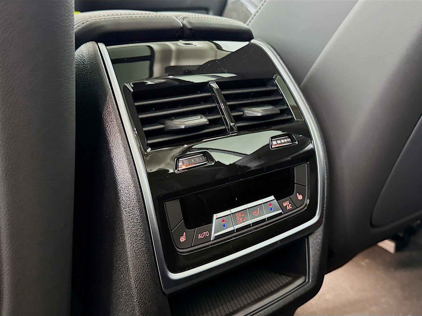 Used 2026 BMW X7 xDrive40i w/ Premium Package image 27