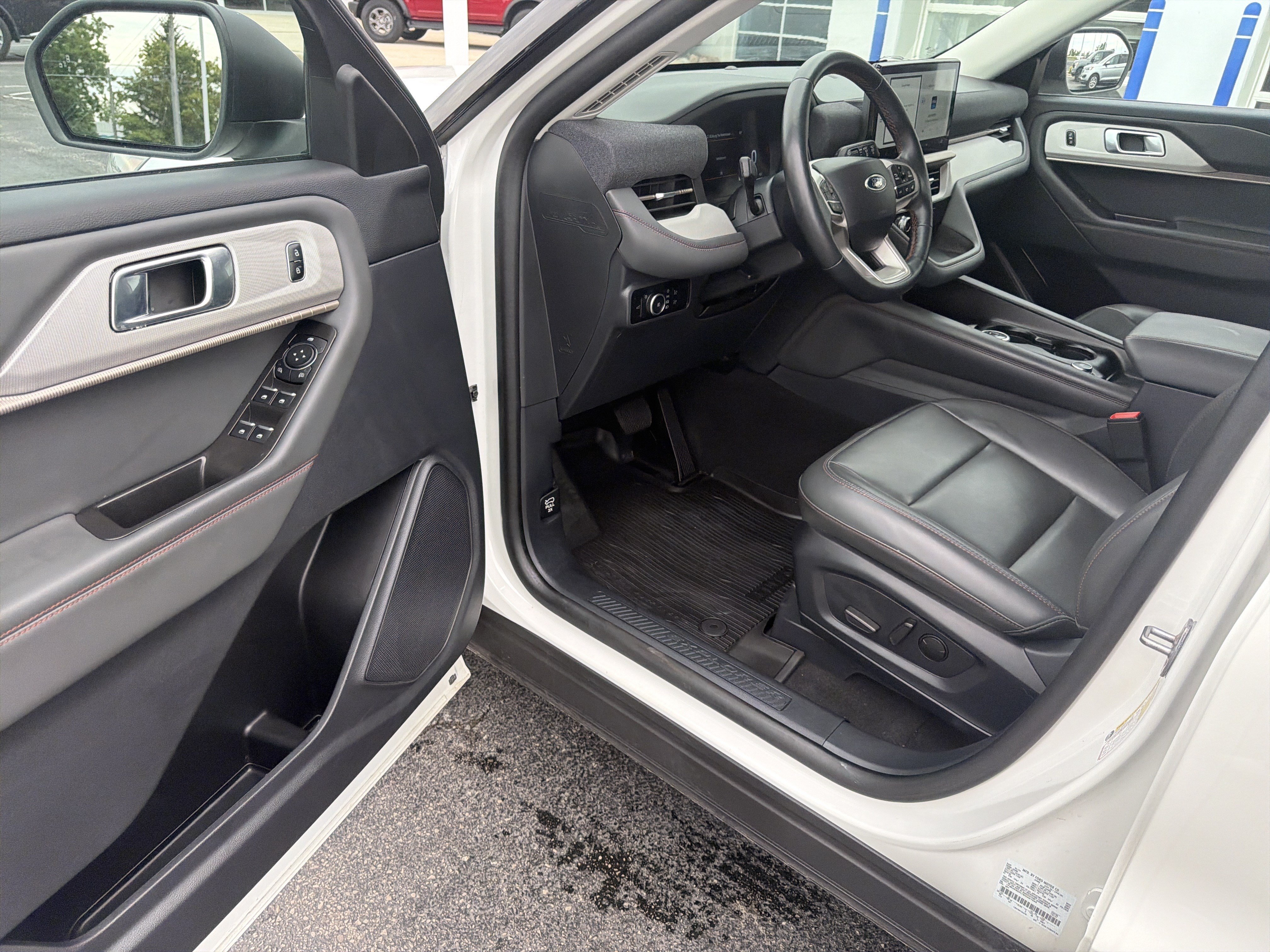 Used 2025 Ford Explorer Active w/ Active Comfort Package AWD/4WD image 19