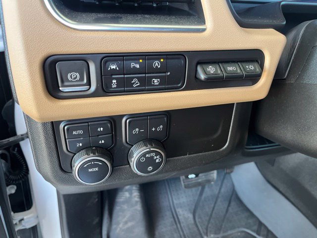 Used 2023 Chevrolet Suburban Premier AWD/4WD image 17