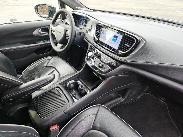 Used 2025 Chrysler Pacifica Limited image 14