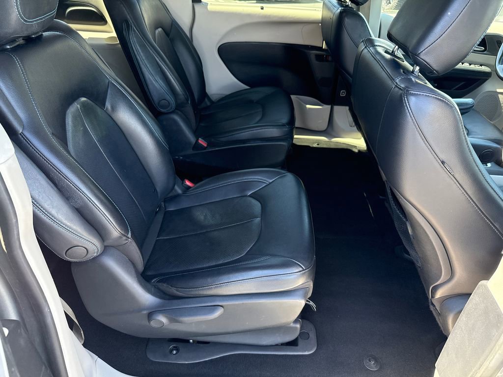 Used 2021 Chrysler Pacifica Touring-L image 14