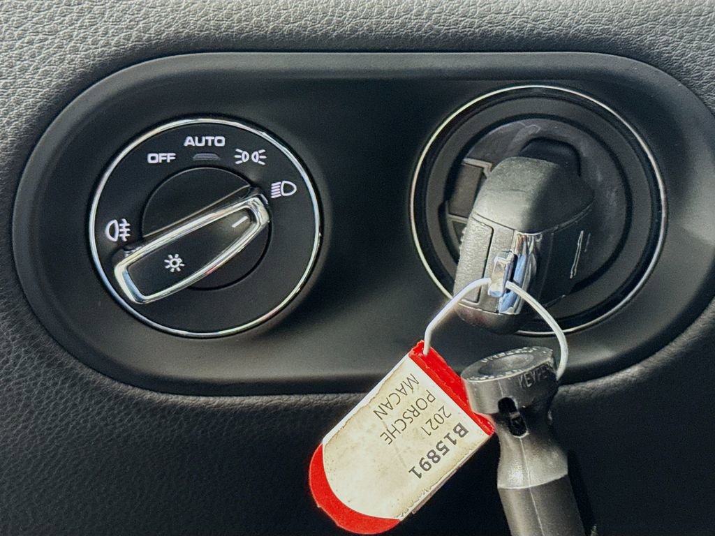 Used 2021 Porsche Macan AWD/4WD image 17