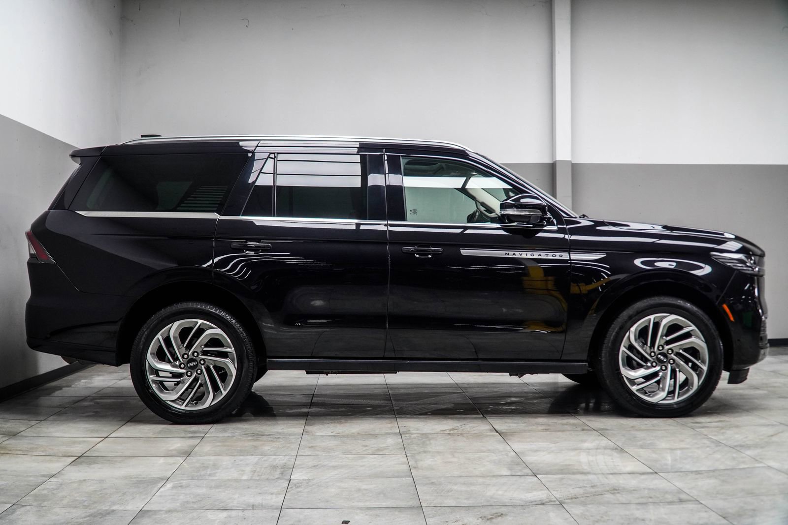 Used 2025 Lincoln Navigator Reserve AWD/4WD image 7