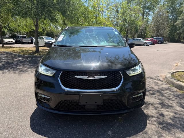 Used 2023 Chrysler Pacifica Touring-L FWD image 2