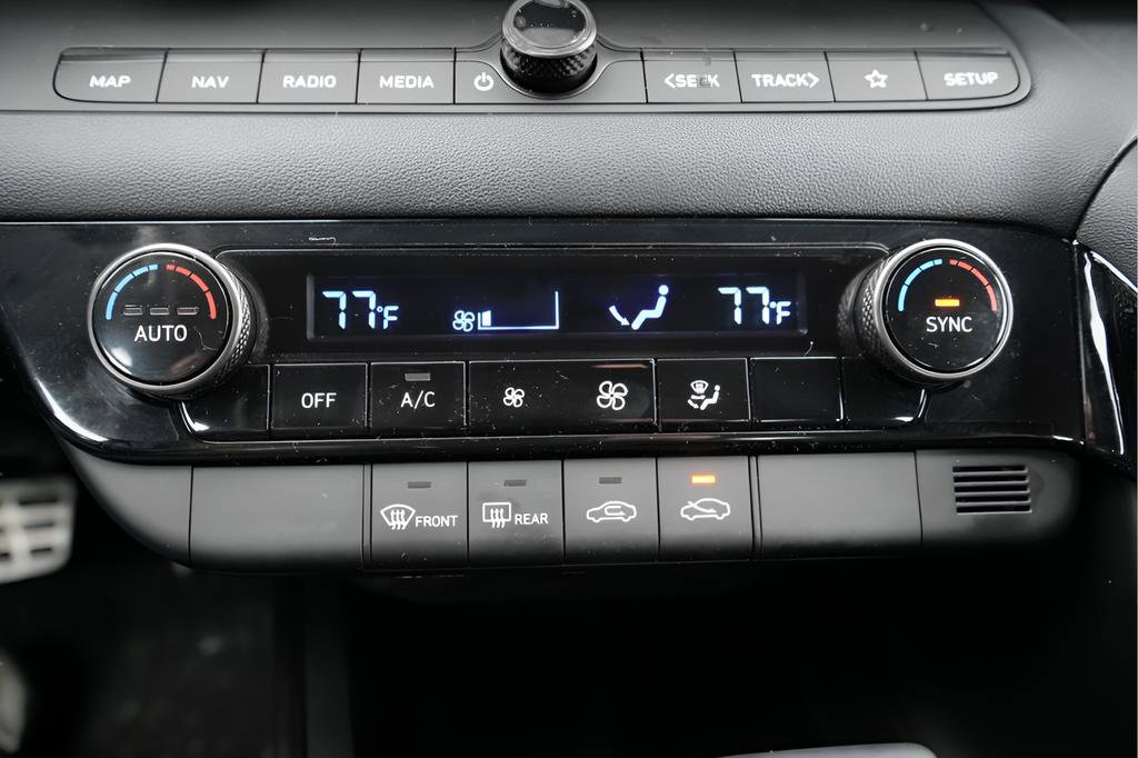 Certified 2025 Hyundai Elantra SEL FWD image 33