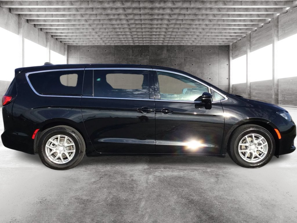 New 2027 Chrysler Pacifica LX FWD image 4