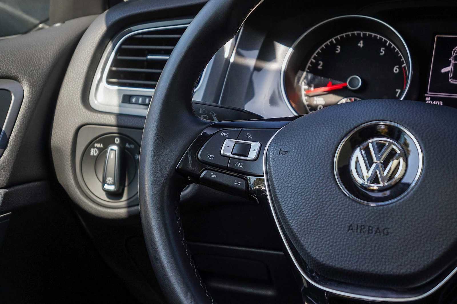 Used 2018 Volkswagen Golf SE FWD image 16