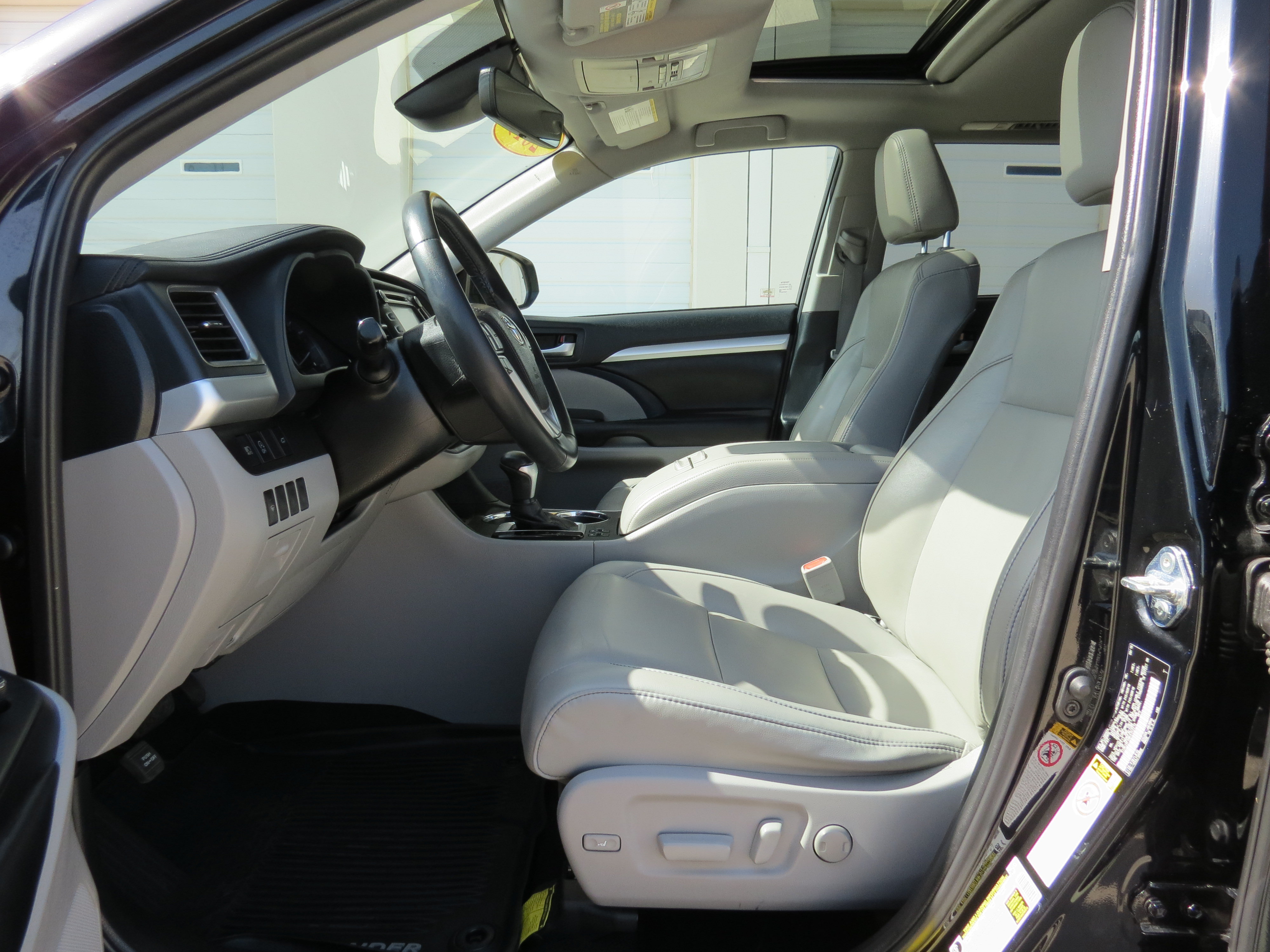 Used 2019 Toyota Highlander XLE FWD image 27