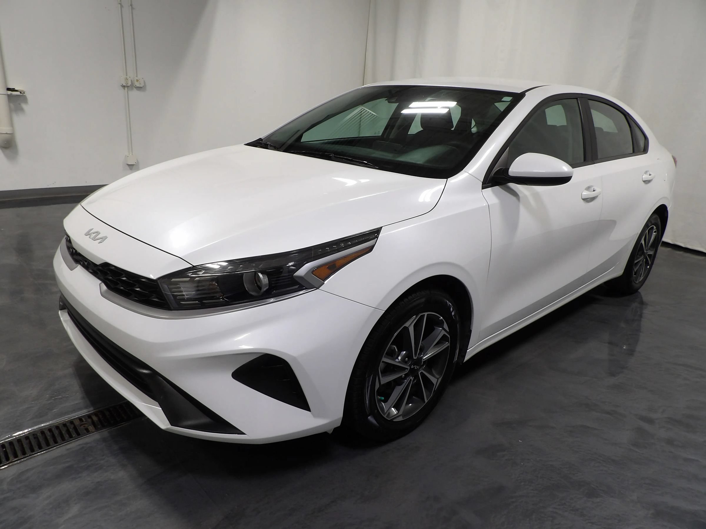 Used 2024 Kia Forte LXS FWD image 3