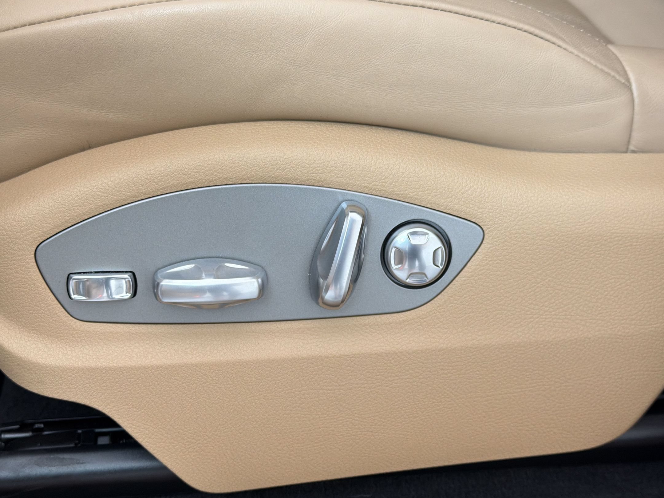 Certified 2025 Porsche Macan AWD/4WD image 16