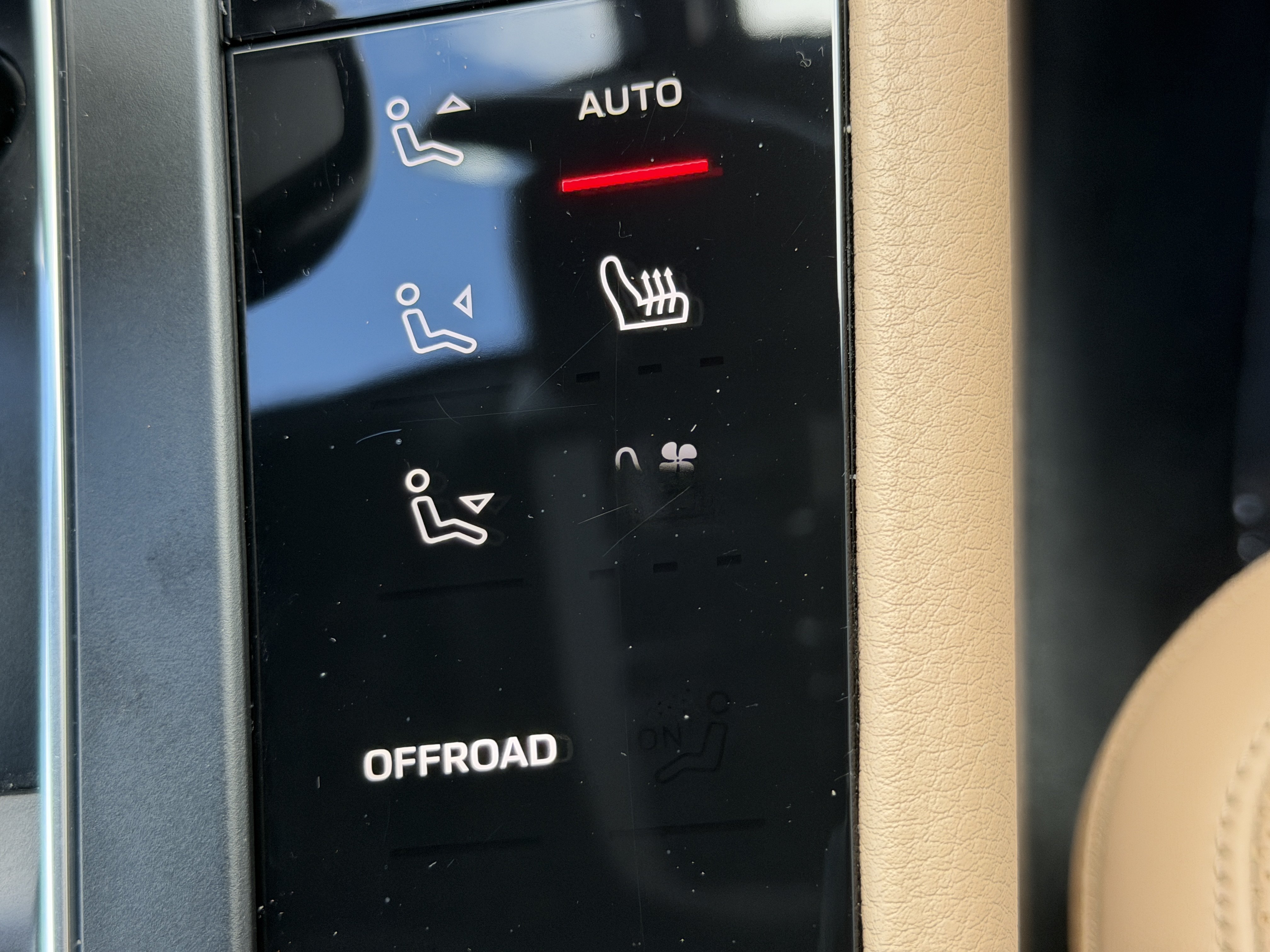 Certified 2023 Porsche Macan AWD/4WD image 28