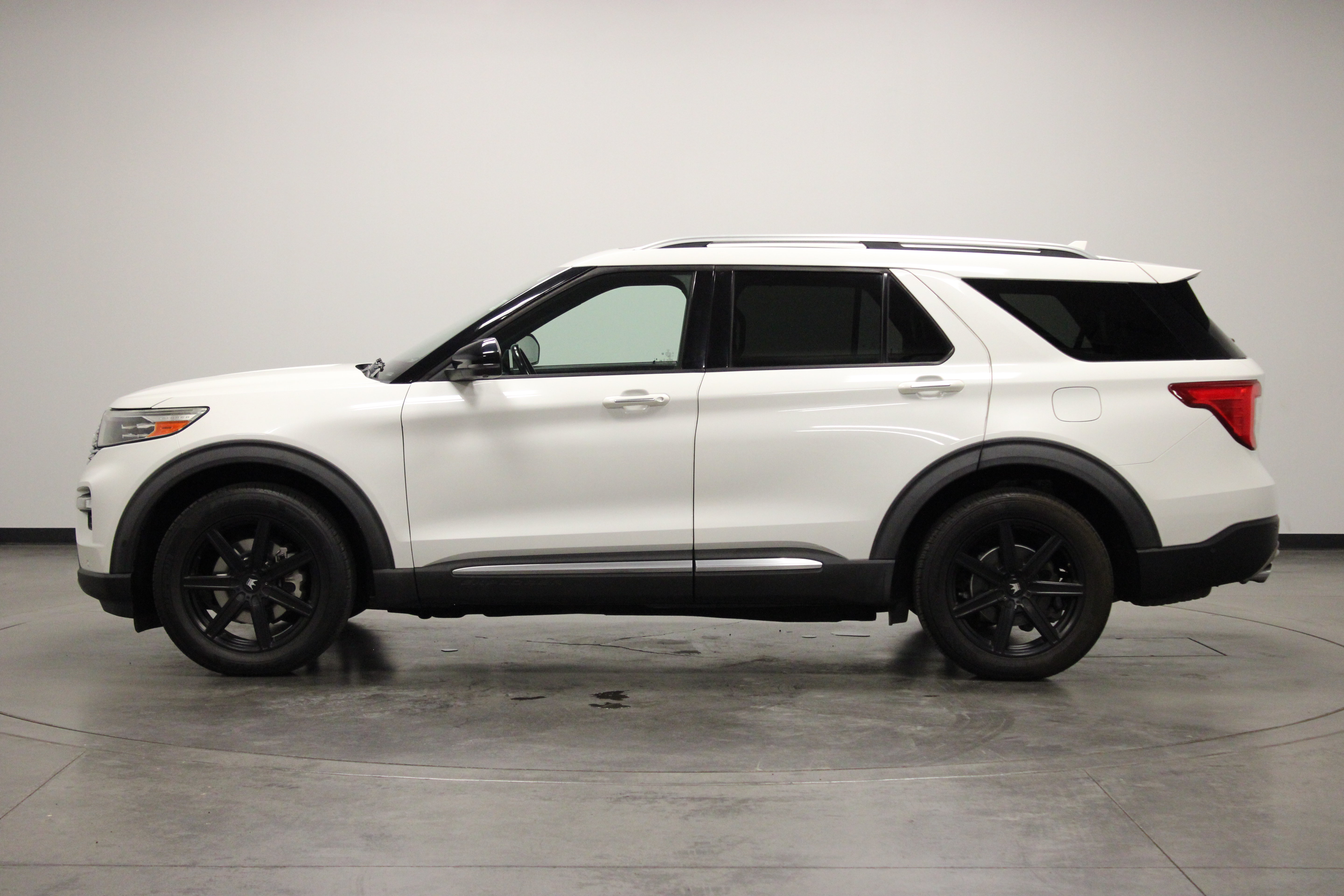 Used 2020 Ford Explorer Platinum w/ Premium Technology Package AWD/4WD image 5