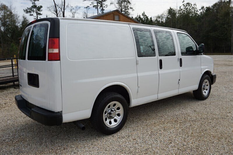 Used 2010 Chevrolet Express 1500 RWD image 12