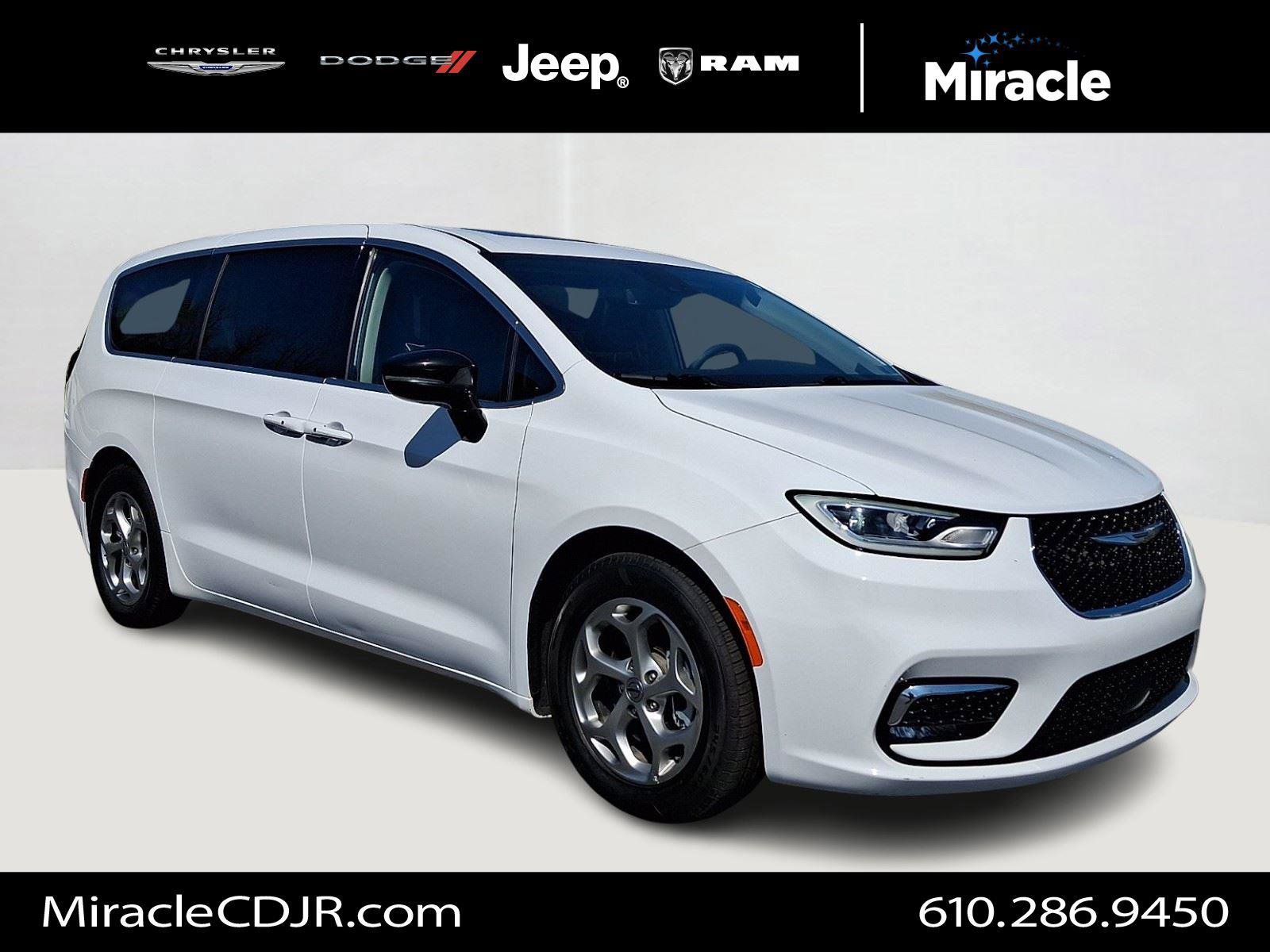 Certified 2024 Chrysler Pacifica Limited FWD image 1