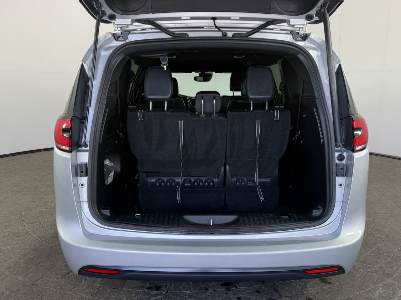 Used 2022 Chrysler Pacifica Touring-L w/ S Appearance Package FWD image 7