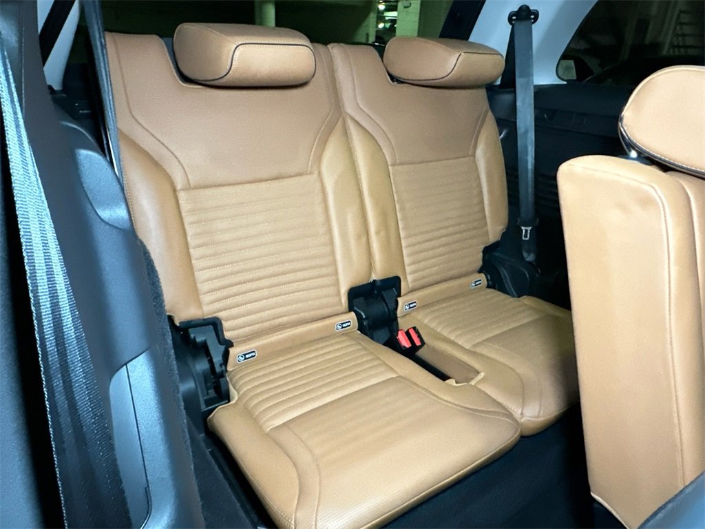 Used 2017 Land Rover Discovery HSE image 16