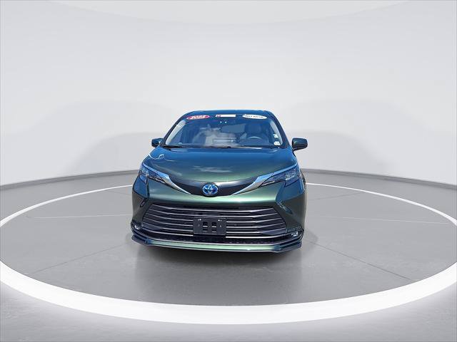 Certified 2025 Toyota Sienna XLE FWD image 4