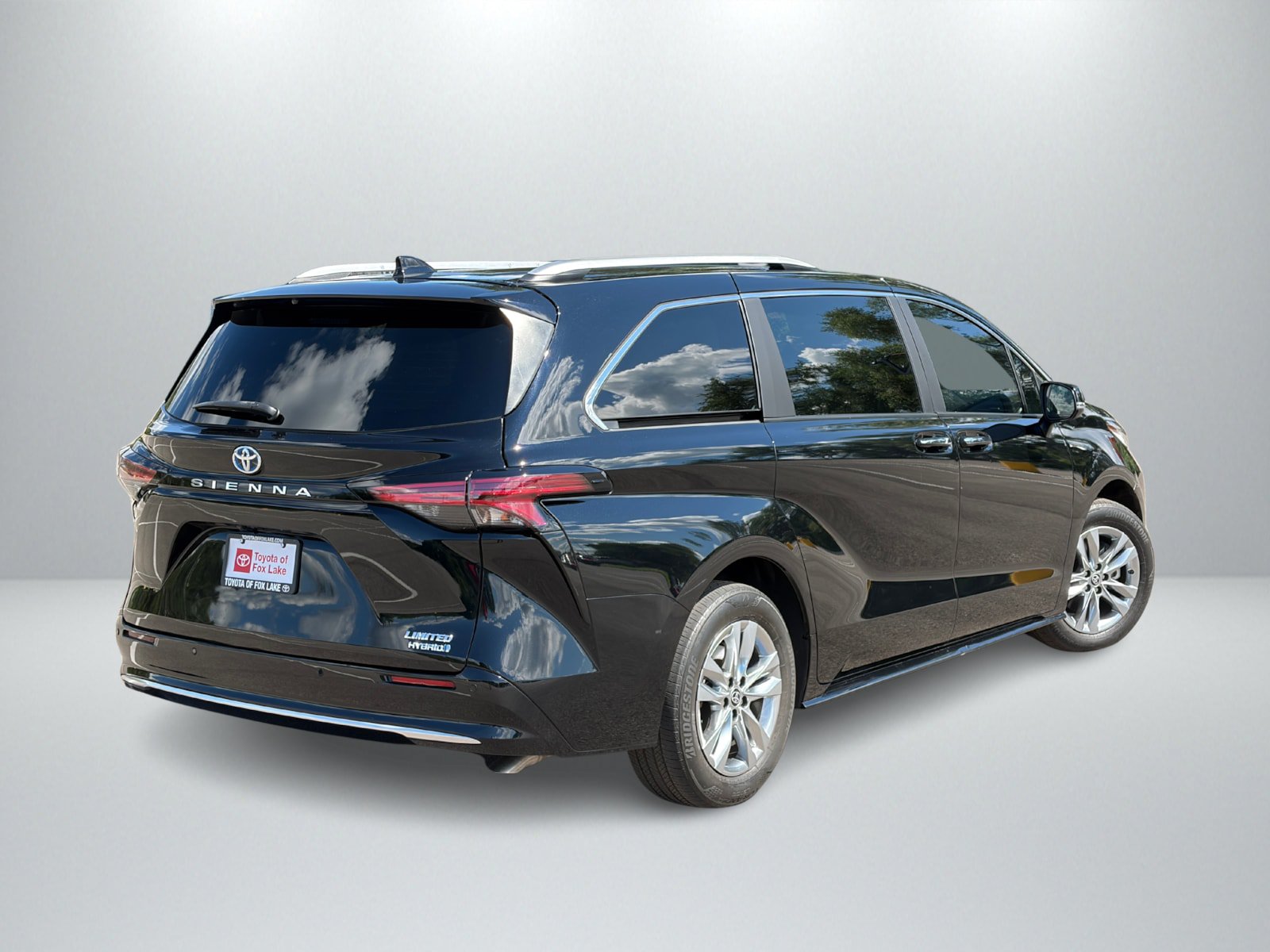Used 2023 Toyota Sienna Limited FWD image 5