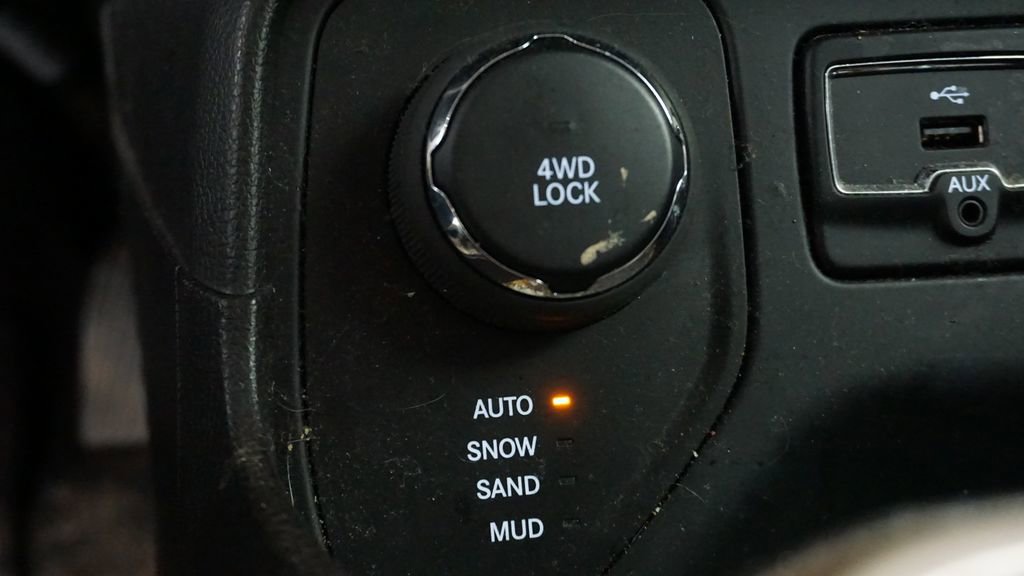 Used 2017 Jeep Renegade Latitude w/ Cold Weather Group image 31