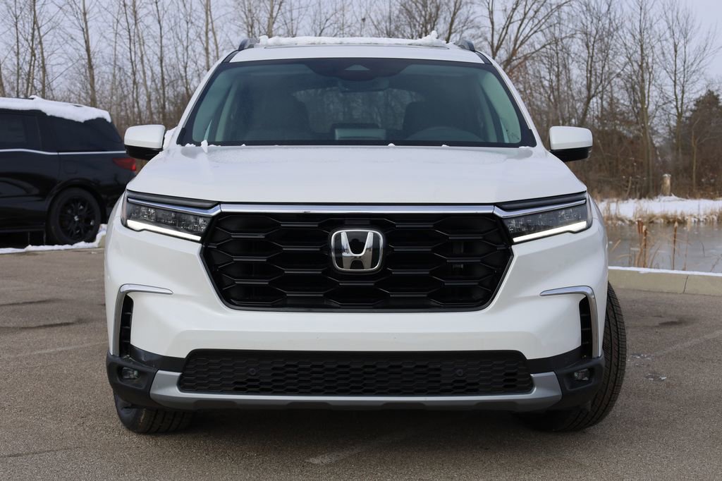 New 2025 Honda Pilot Touring image 2