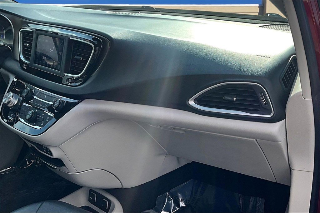 Used 2018 Chrysler Pacifica Touring-L image 24