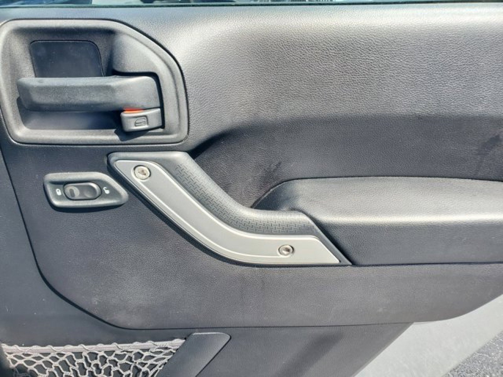 Used 2015 Jeep Wrangler Unlimited Rubicon w/ Connectivity Group image 32