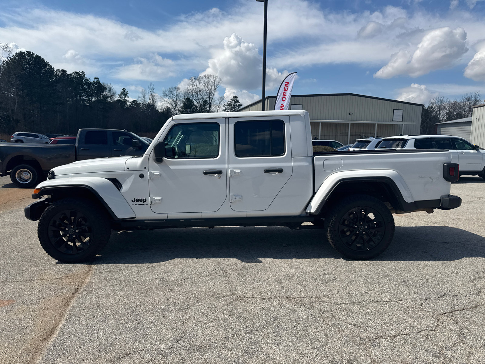 Used 2024 Jeep Gladiator Sport image 8