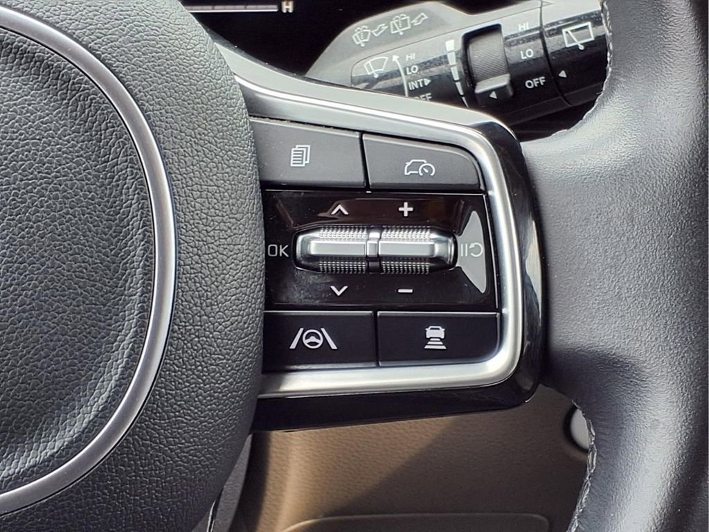 Used 2025 Kia Carnival FWD image 16