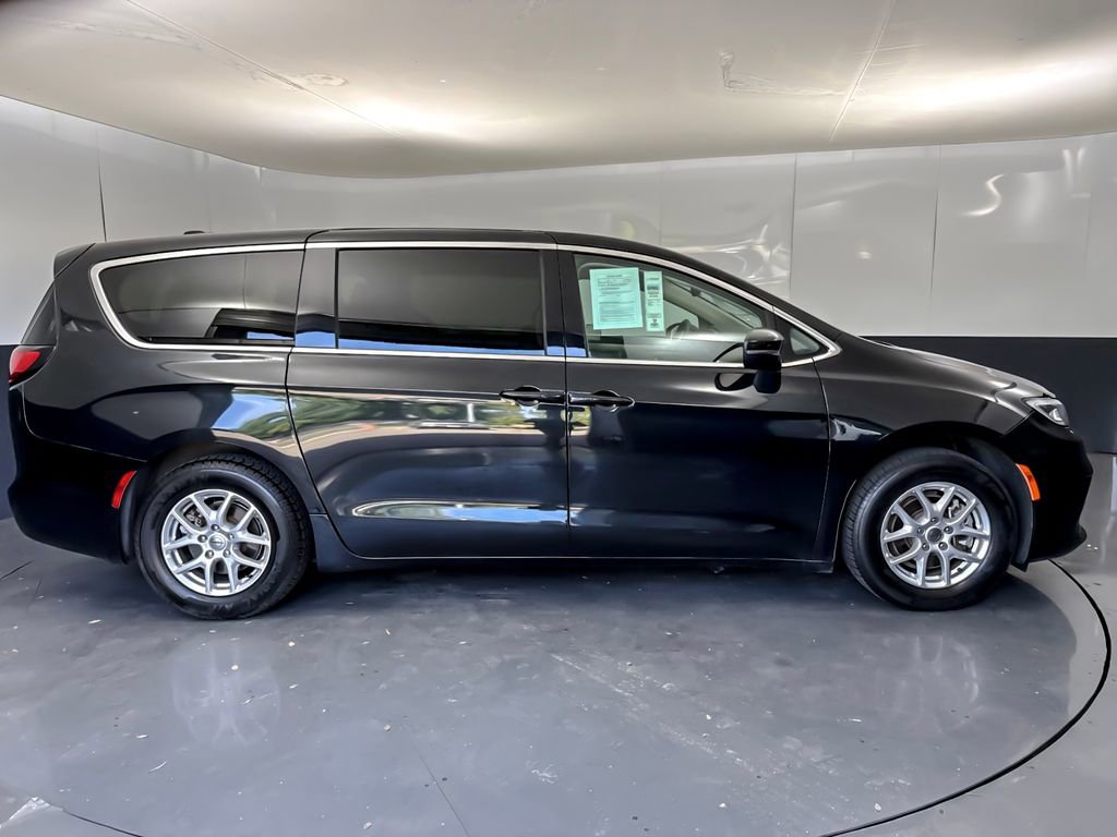 Used 2023 Chrysler Pacifica Touring-L FWD image 2