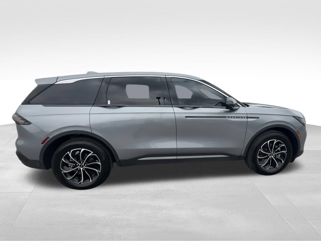 Used 2025 Lincoln Nautilus Premier AWD/4WD image 9