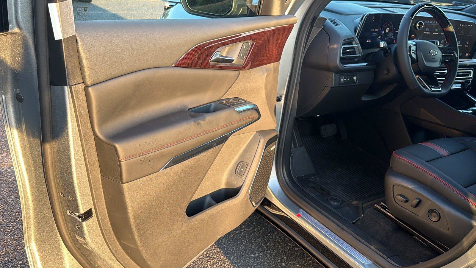 New 2027 Chevrolet Traverse RS w/ LPO, Floor Liner Package FWD image 13