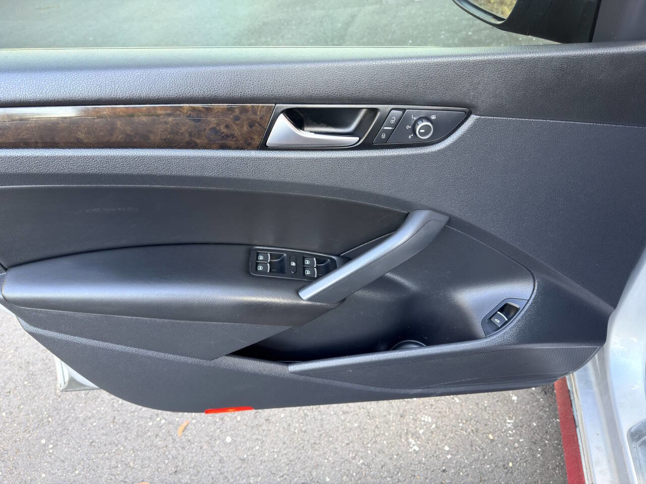 Used 2014 Volkswagen Passat TDI SEL Premium image 11