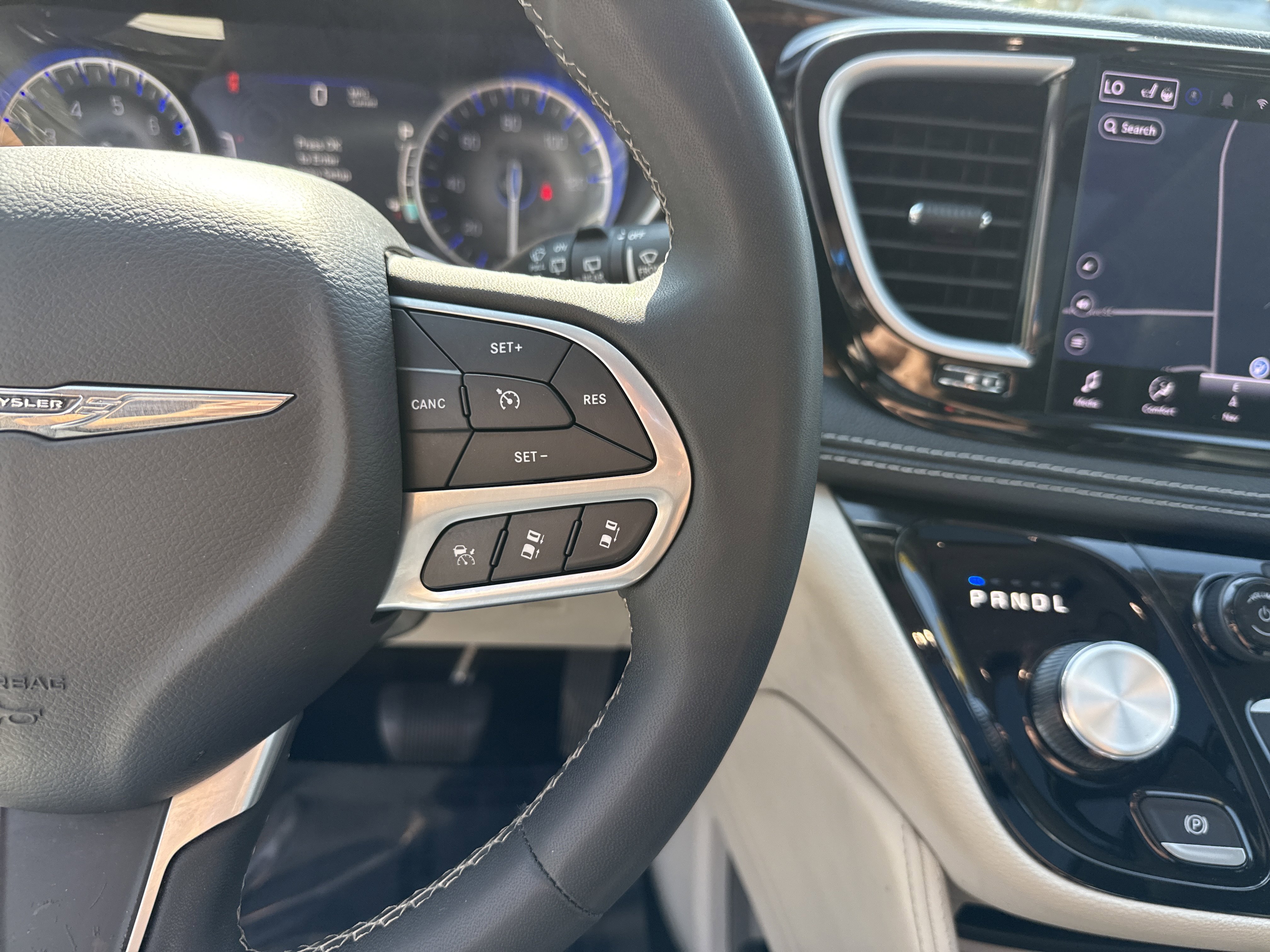 Used 2023 Chrysler Pacifica Limited FWD image 20