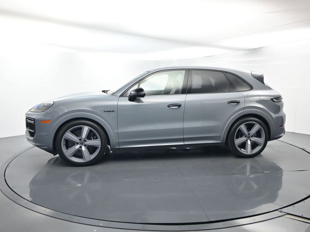 Used 2025 Porsche Cayenne Turbo image 2