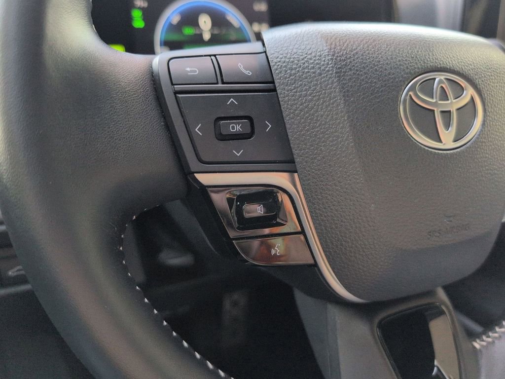 Used 2025 Toyota Camry SE image 21