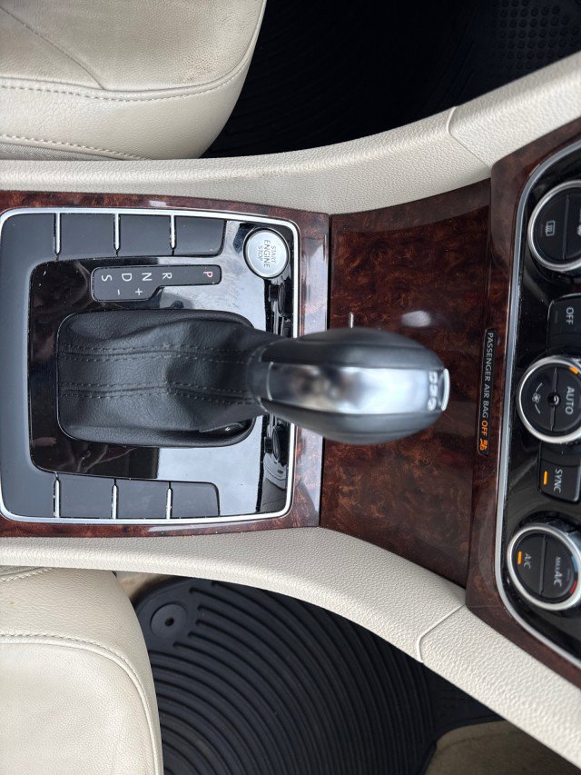 Used 2013 Volkswagen Passat TDI SEL Premium image 22