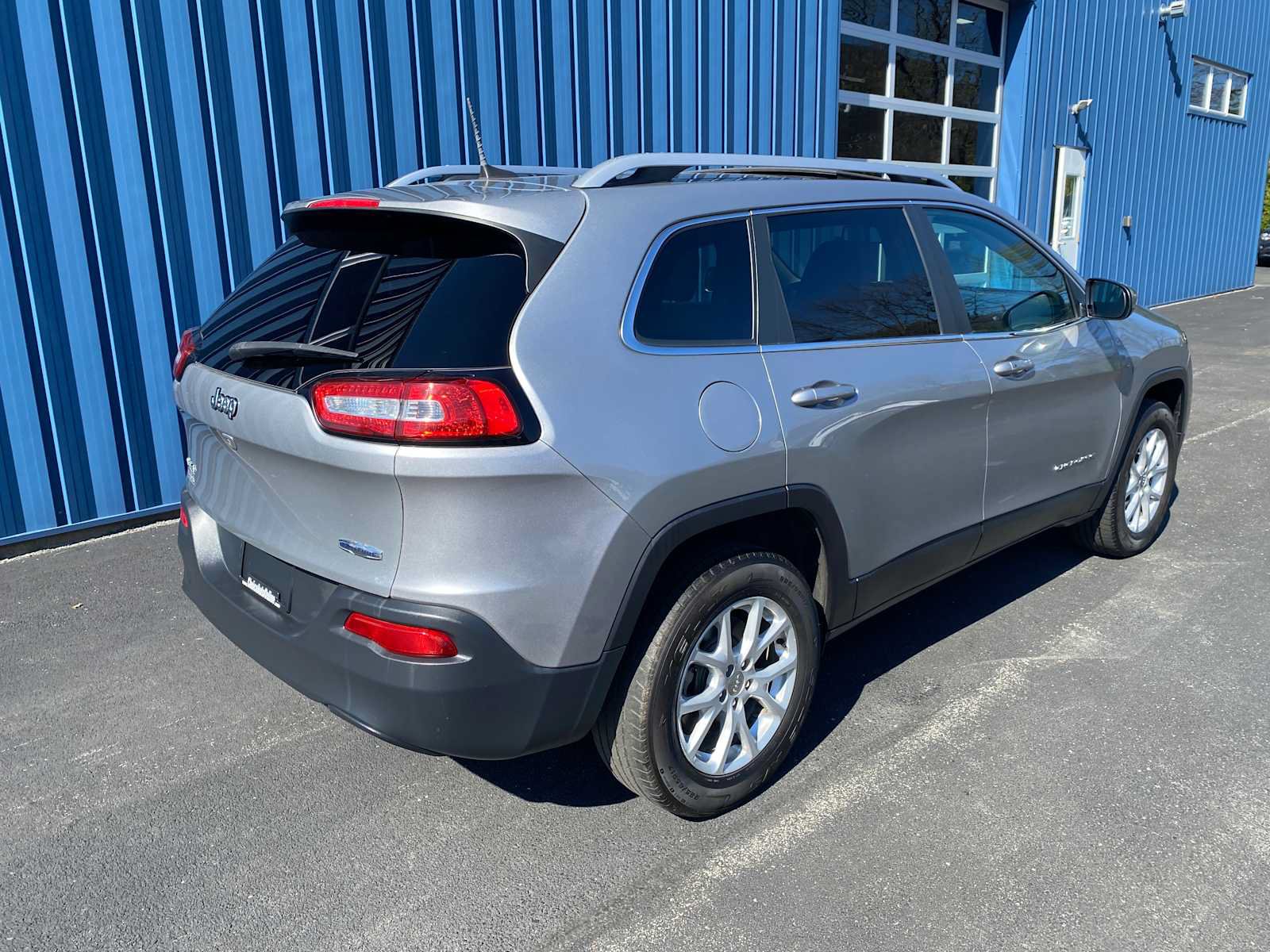 Used 2017 Jeep Cherokee Latitude w/ Comfort/Convenience Group AWD/4WD image 4