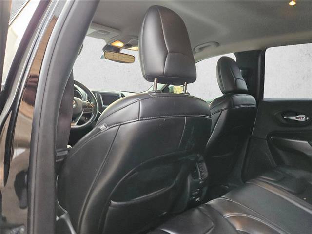 Used 2019 Jeep Cherokee Latitude Plus w/ Comfort/Convenience Group image 9