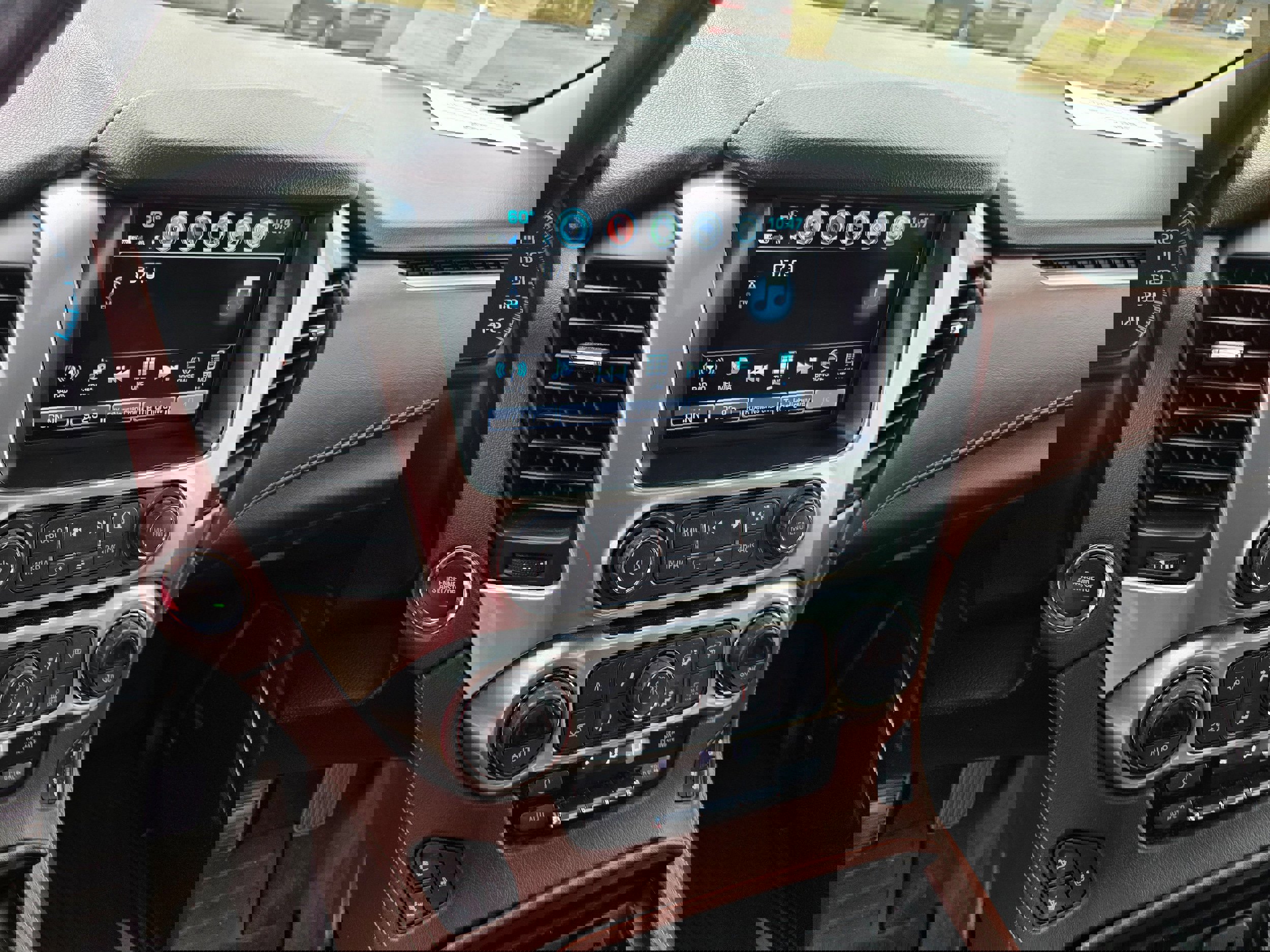 Used 2018 Chevrolet Suburban Premier image 10