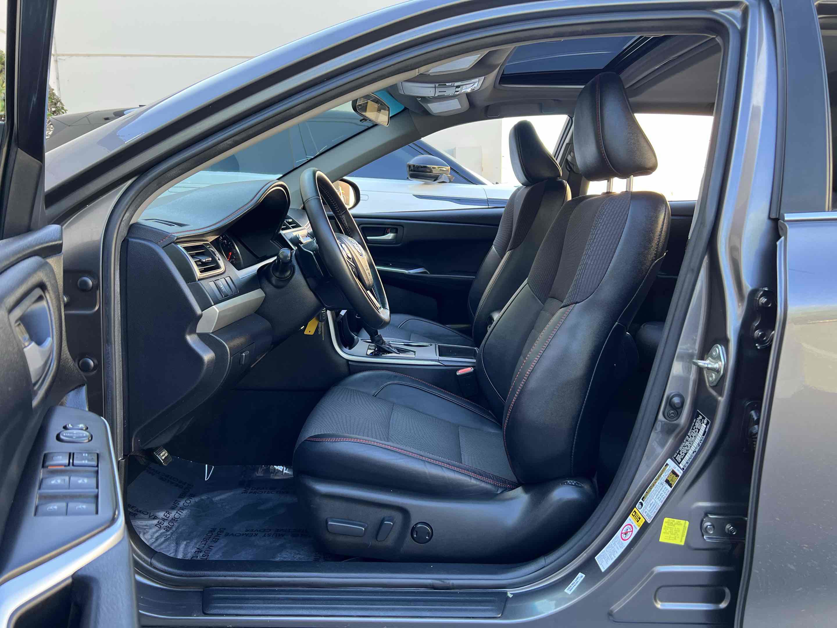 Used 2017 Toyota Camry SE w/ Moonroof Package FWD image 4