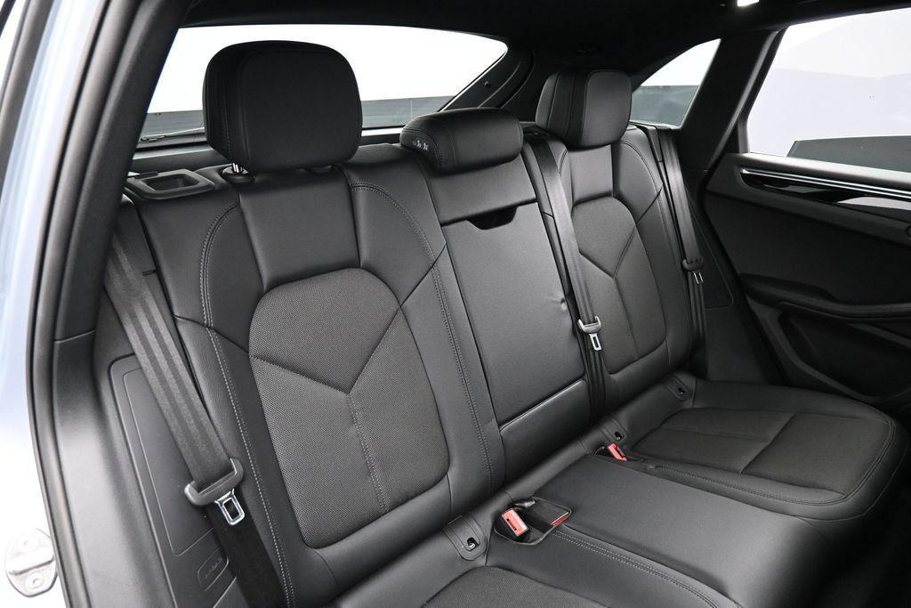 Certified 2025 Porsche Macan AWD/4WD image 26