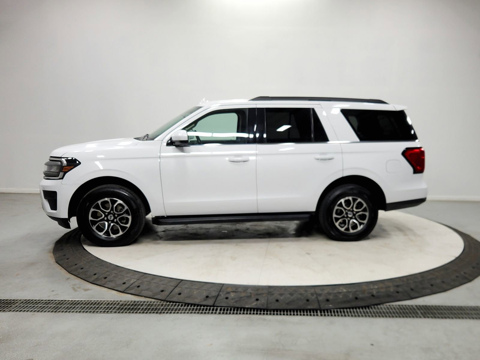 Used 2024 Ford Expedition XLT image 4