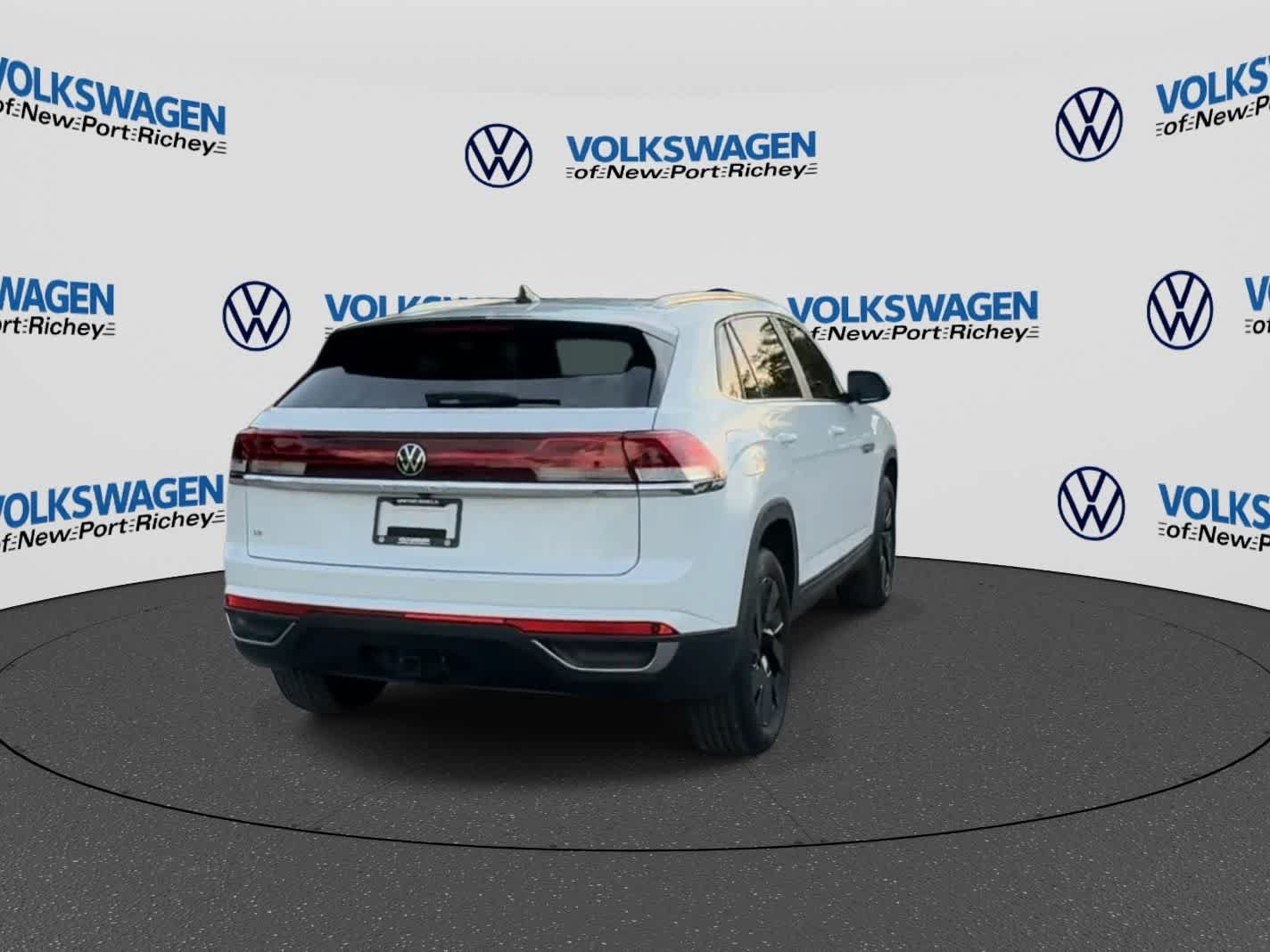 Used 2024 Volkswagen Atlas Cross Sport SE w/ Panoramic Sunroof Package FWD image 7