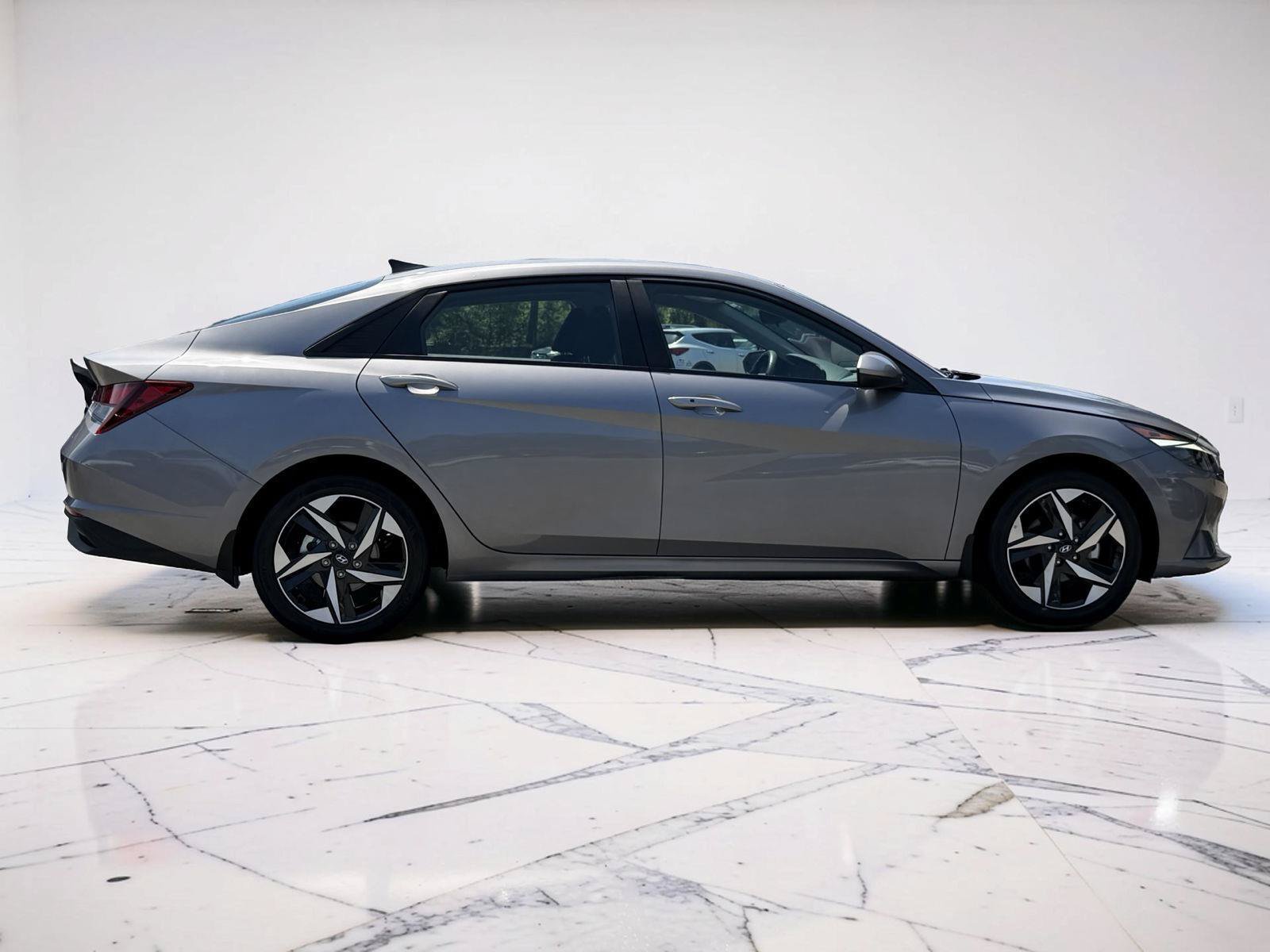 Used 2023 Hyundai Elantra SEL w/ Convenience Package FWD image 2
